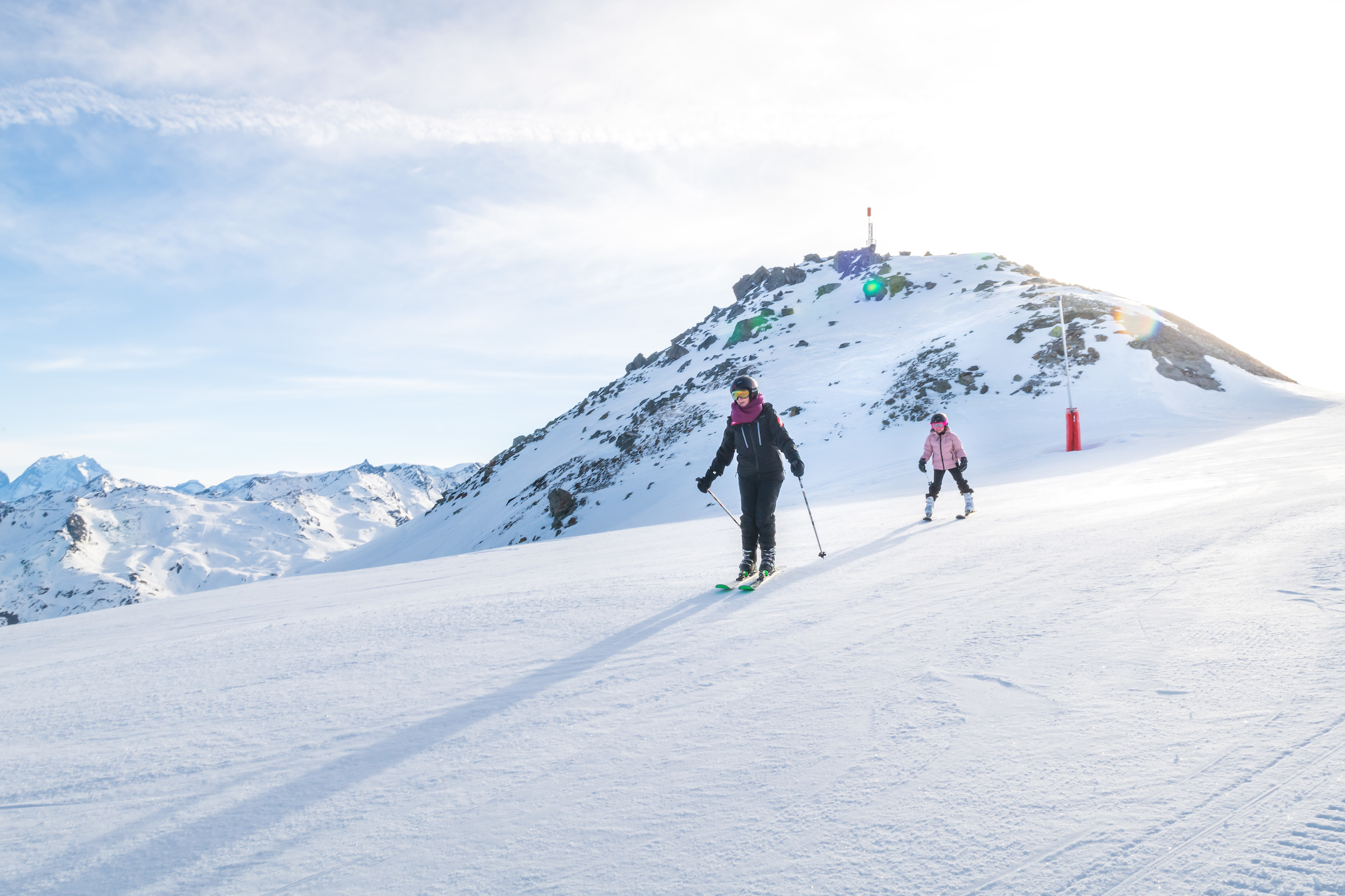 Des skieurs dévalant les pistes de ski