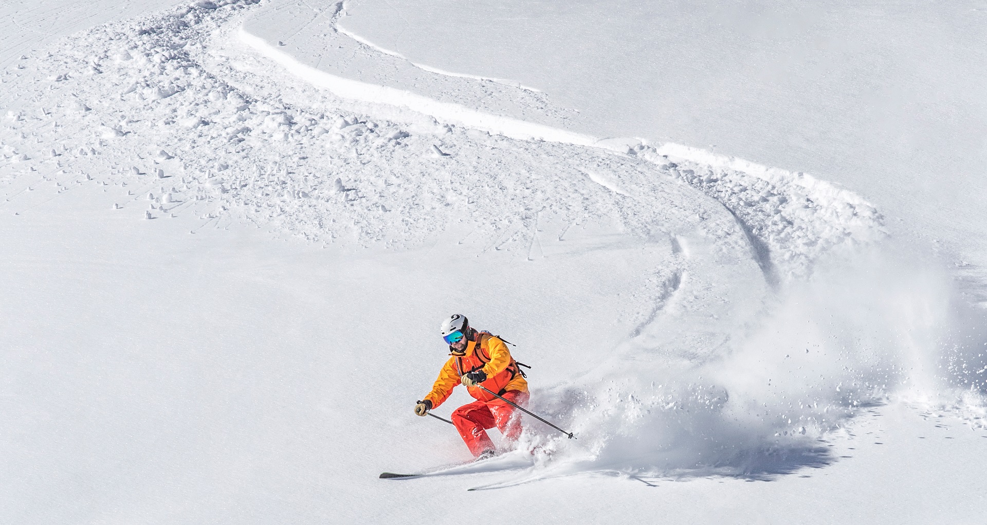 Skieur dévalant les pistes de ski