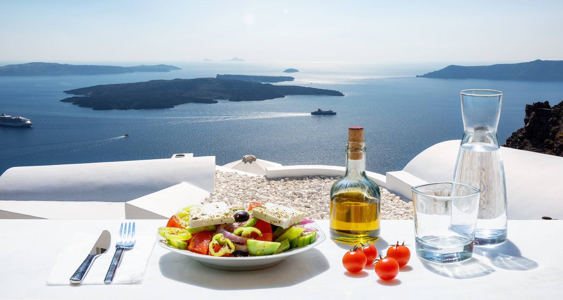 Repas typique grec avec vue imprenable sur la mer