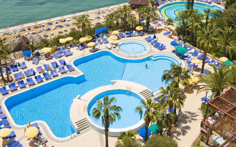 La piscine de l'hôtel Fantasia à Kusadasi, Turquie