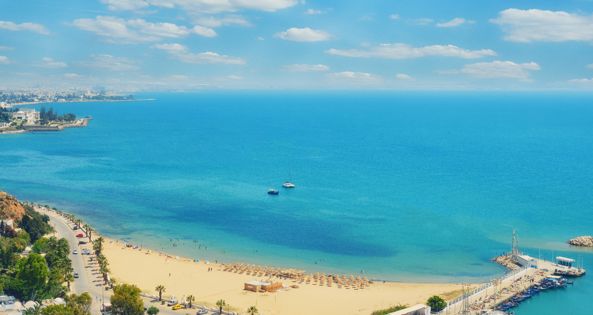 Vue panoramique sur une plage de sable en Tunisie