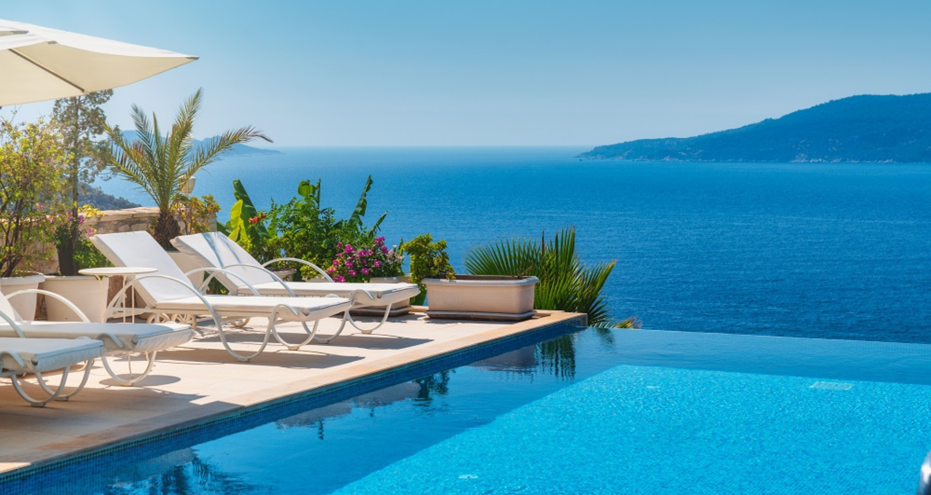Une terrasse d'une piscine avec vue sur la mer