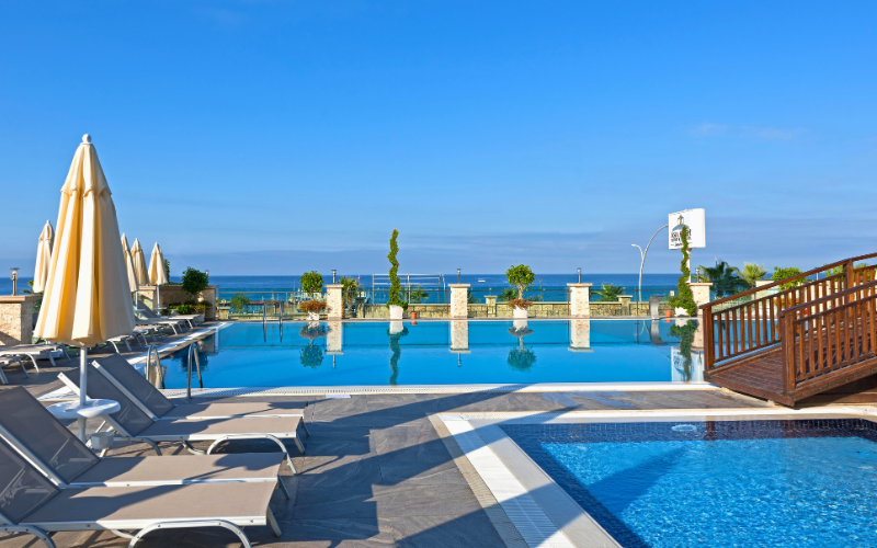 La piscine et la terrasse de l'Hôtel Sélections Asia Beach Resort & Spa, à Alanya, en Turquie
