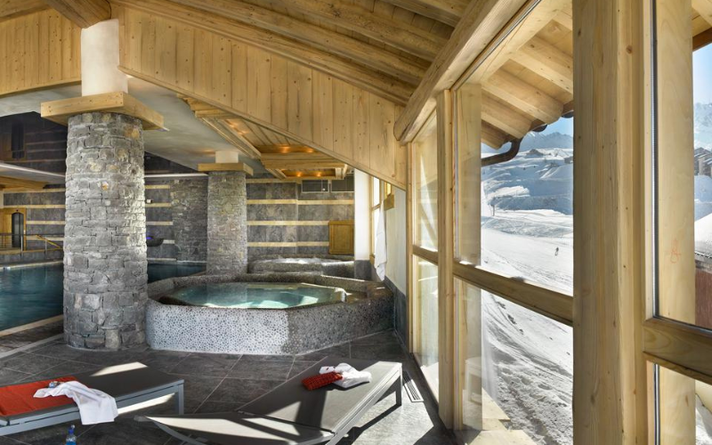 Vue sur un spa dan un hébergement au ski