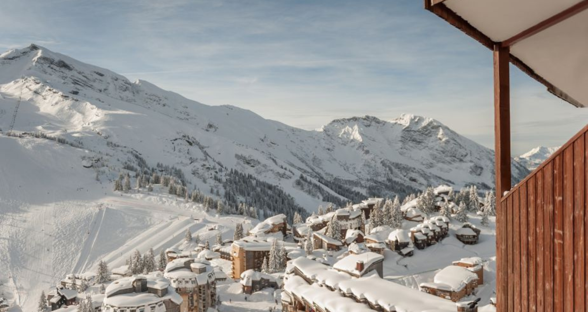 Vue sur une station de ski et des hébergements Pierre et Vacances