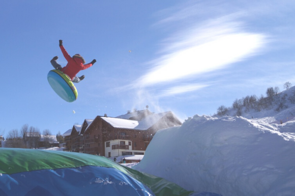 Snowboardeur s'envolant dans les airs