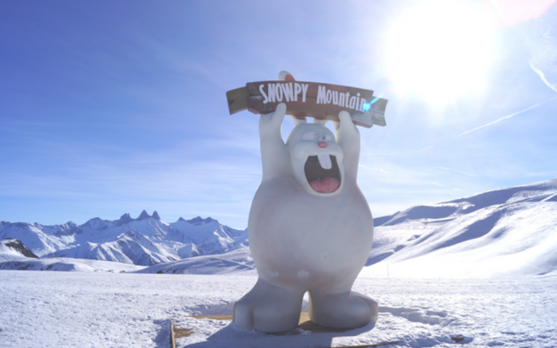 La statue lapin de la zone ludique Snowpy Mountai aux Sybelles