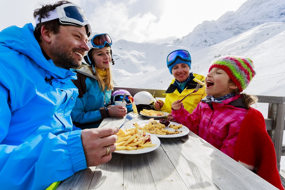Repas en famille au ski
