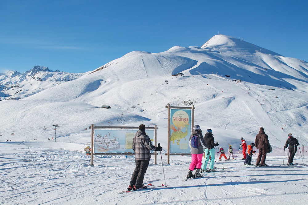 Un groupe de personnes skiant sur les pistes 