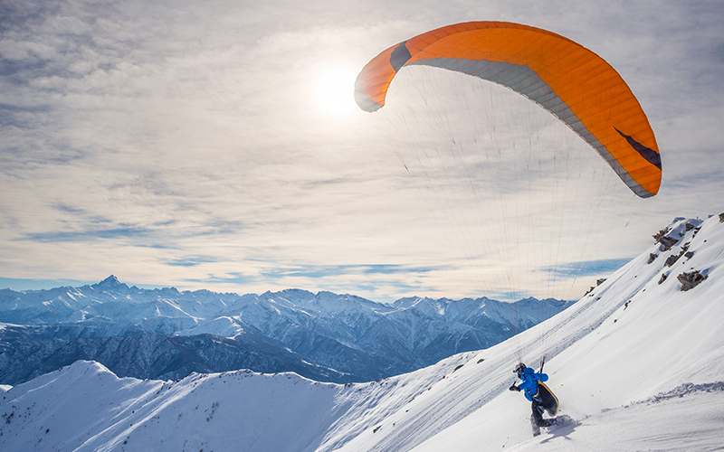 Parapente sur les pistes de ski avec vue sur les montagnes enneigées en France