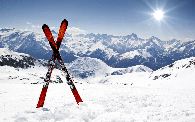 Paire de ski sur les pistes de ski avec vue sur les montagnes