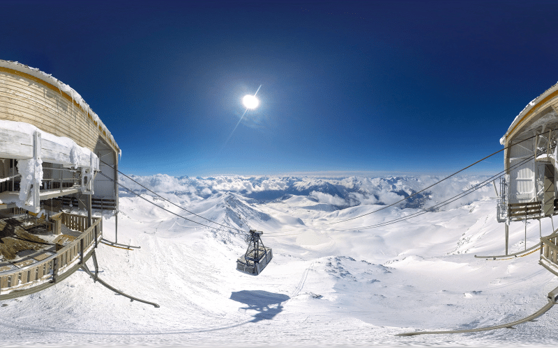 Vue sur les pistes de ski enneigées