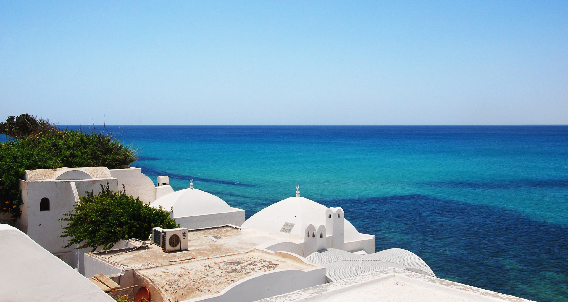 Maisons blanches avec vue sur mer, paysage de Tunisie