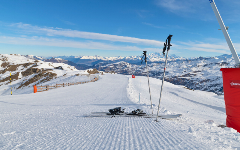 Une paire de skis sur une piste aux Menuires
