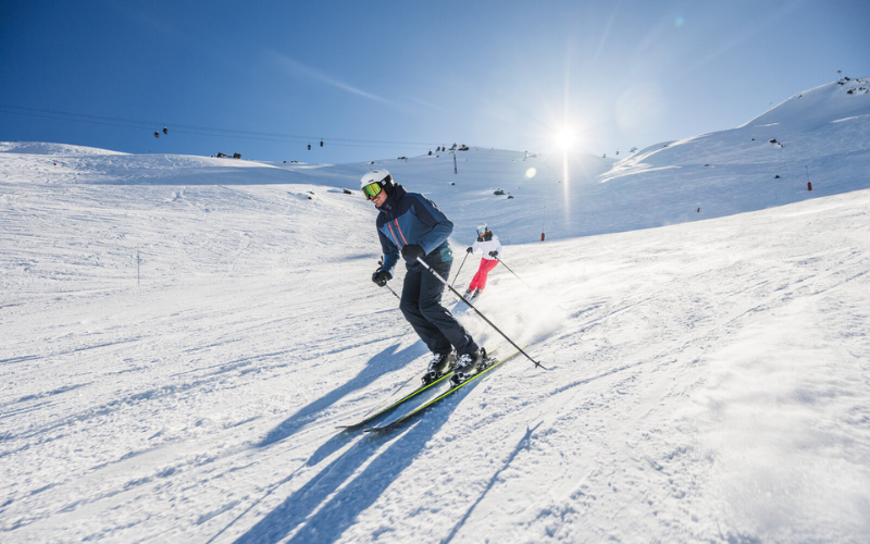 Deux skieurs dévalant les pistes de ski des Menuires, Les Trois Vallées
