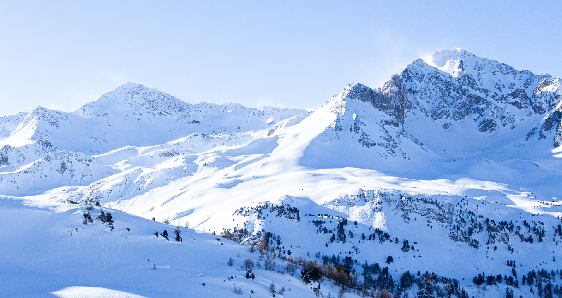 Vue panoramique sur un domaine skiable