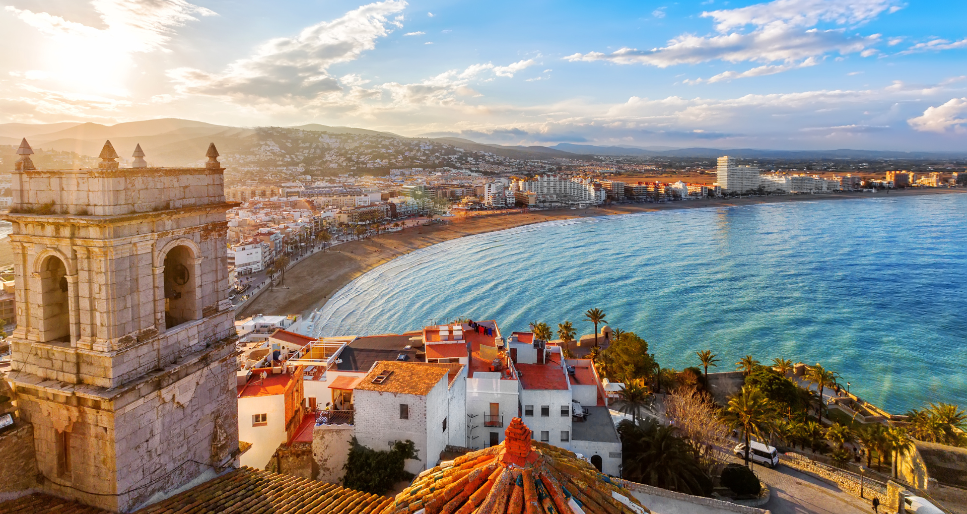 Vue panoramique sur une ville en Espagne et la mer