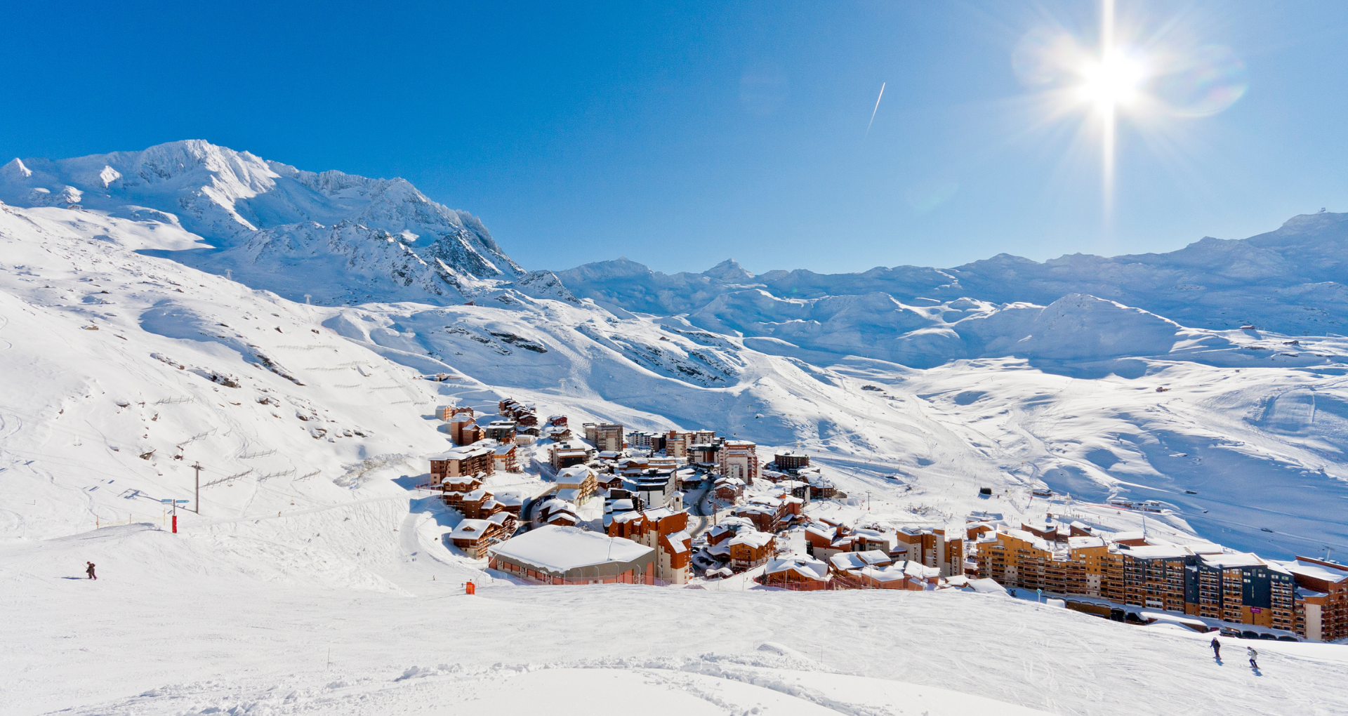 Vue panoramique sur la station de ski et les montagnes enneigées de Val Thorens