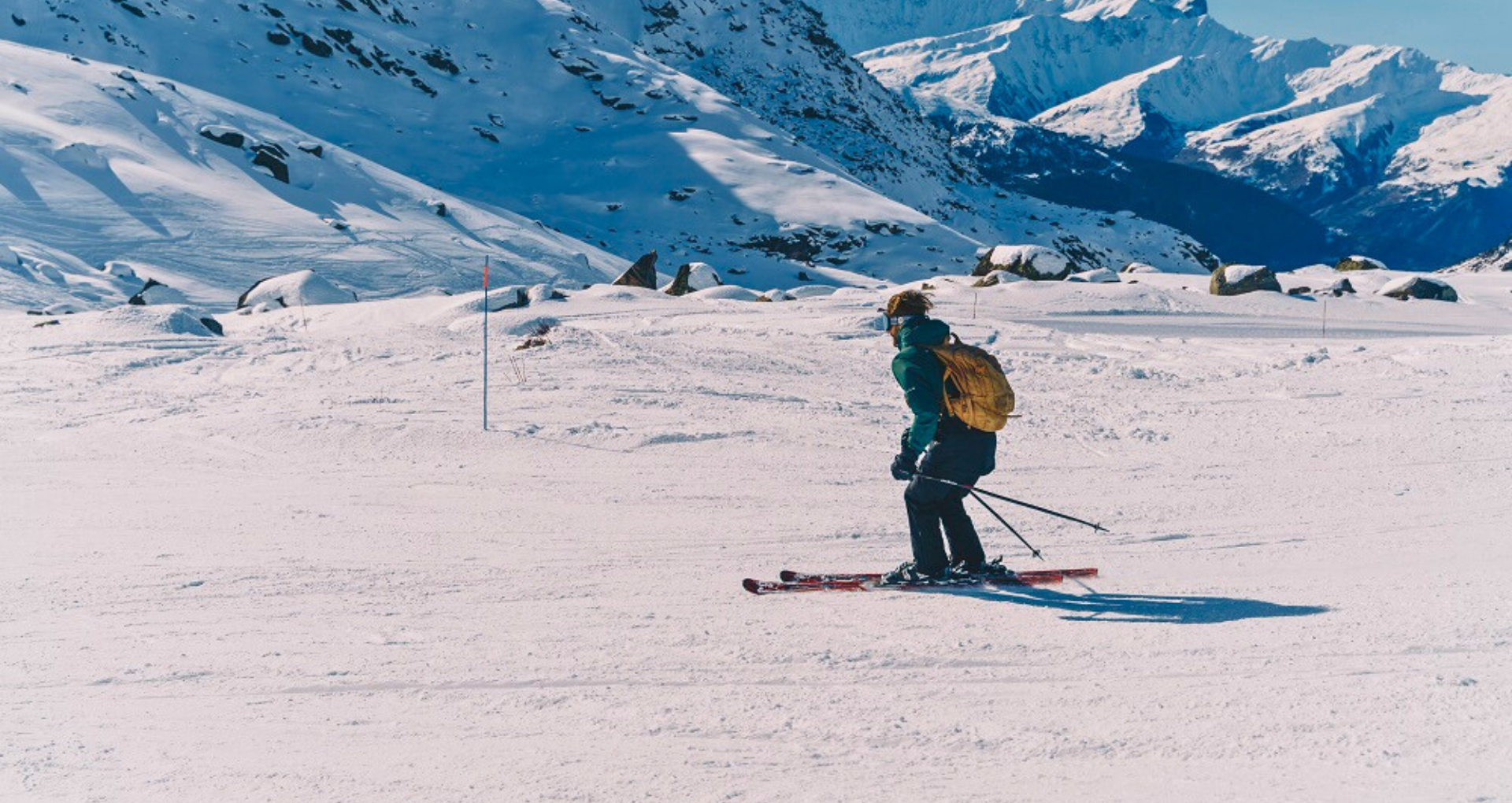 Un skieur dévalant les pistes de ski aux Menuires