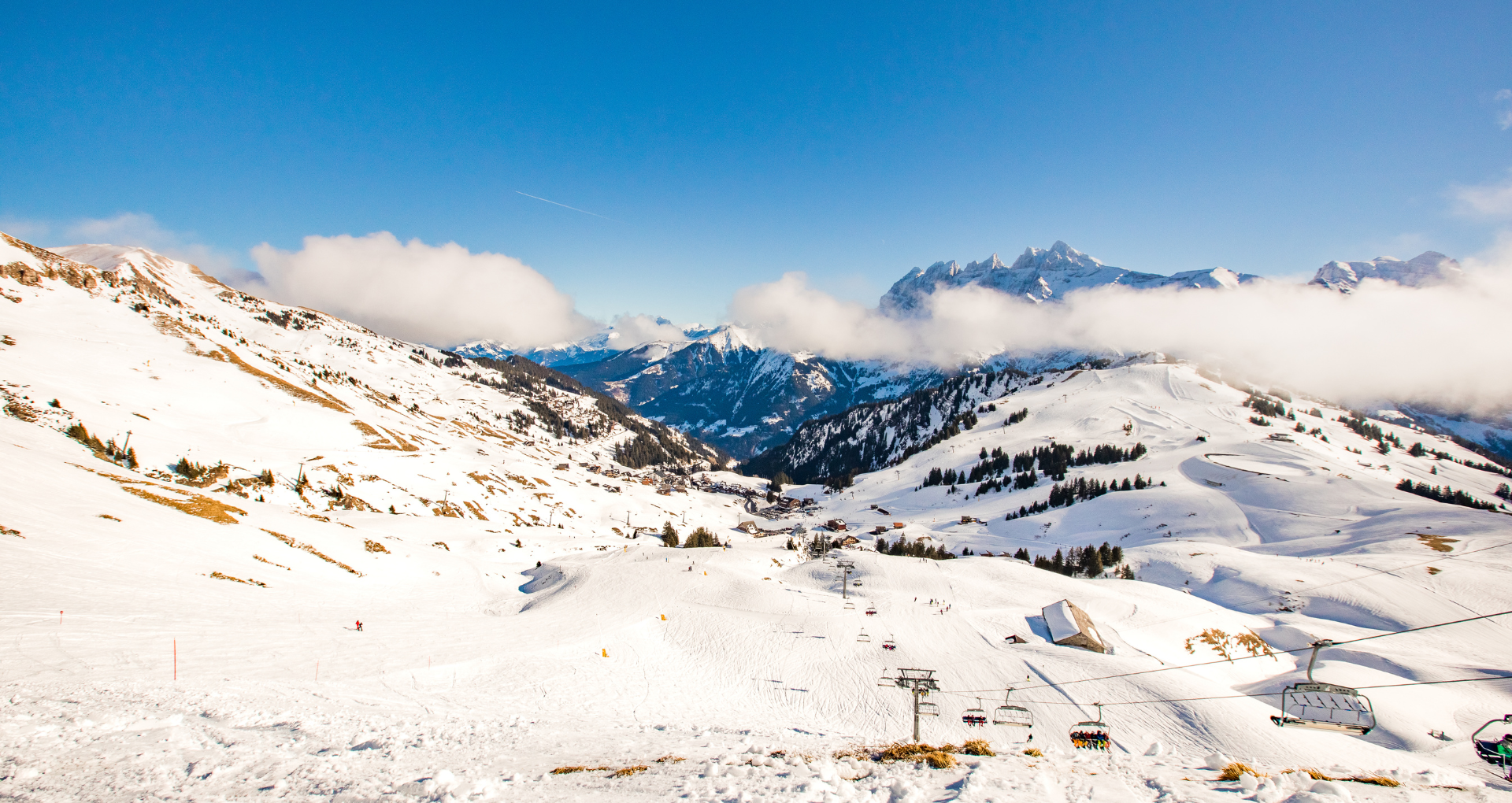Vue panoramique sur une station de ski