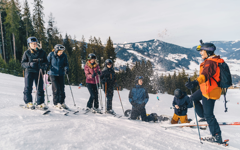 Un groupe de skieurs faisant une pause sur les pistes de ski