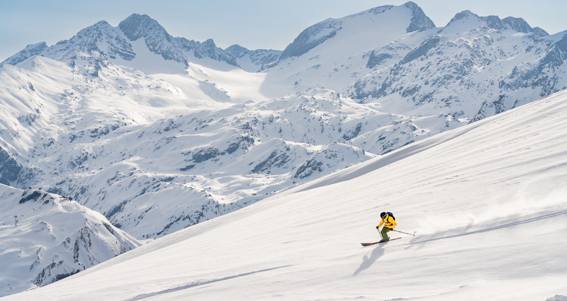 Un skieur dévalant les pistes de ski ensoleillées des Sybelles