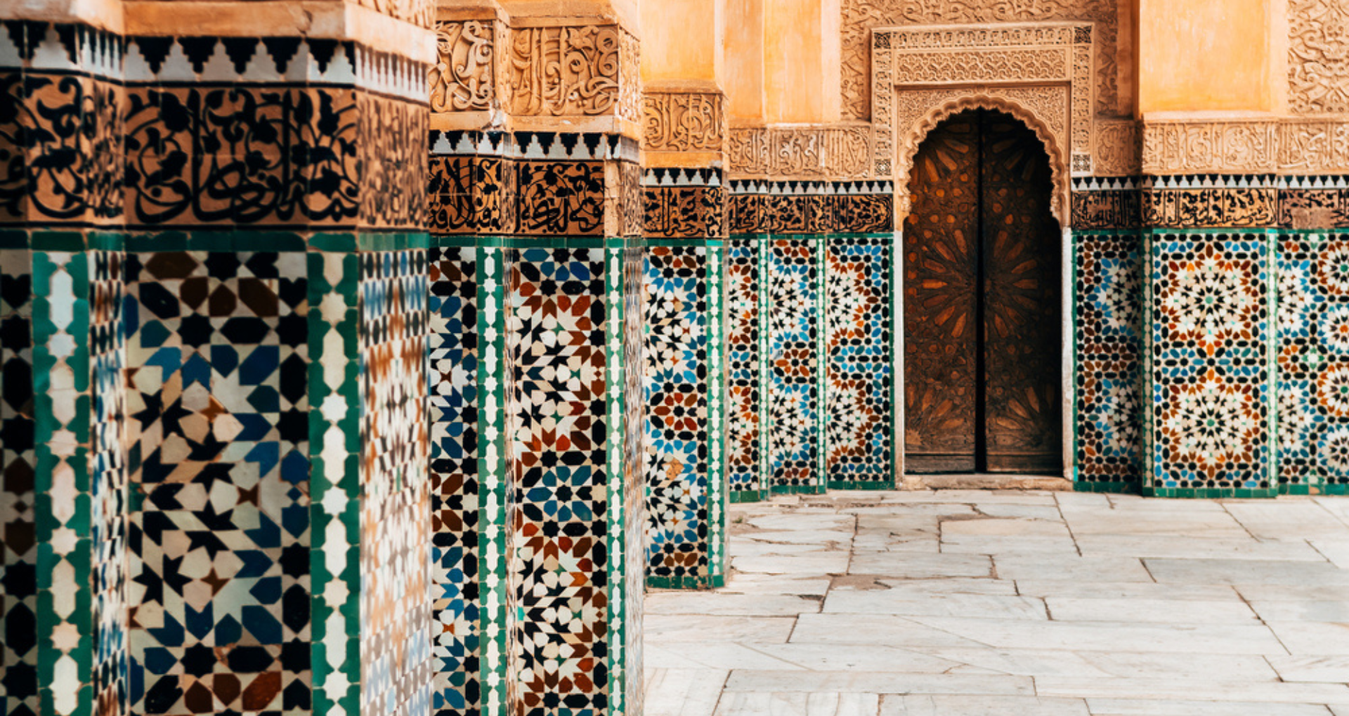 carreaux ornementaux colorés dans la cour marocaine, Marrakech