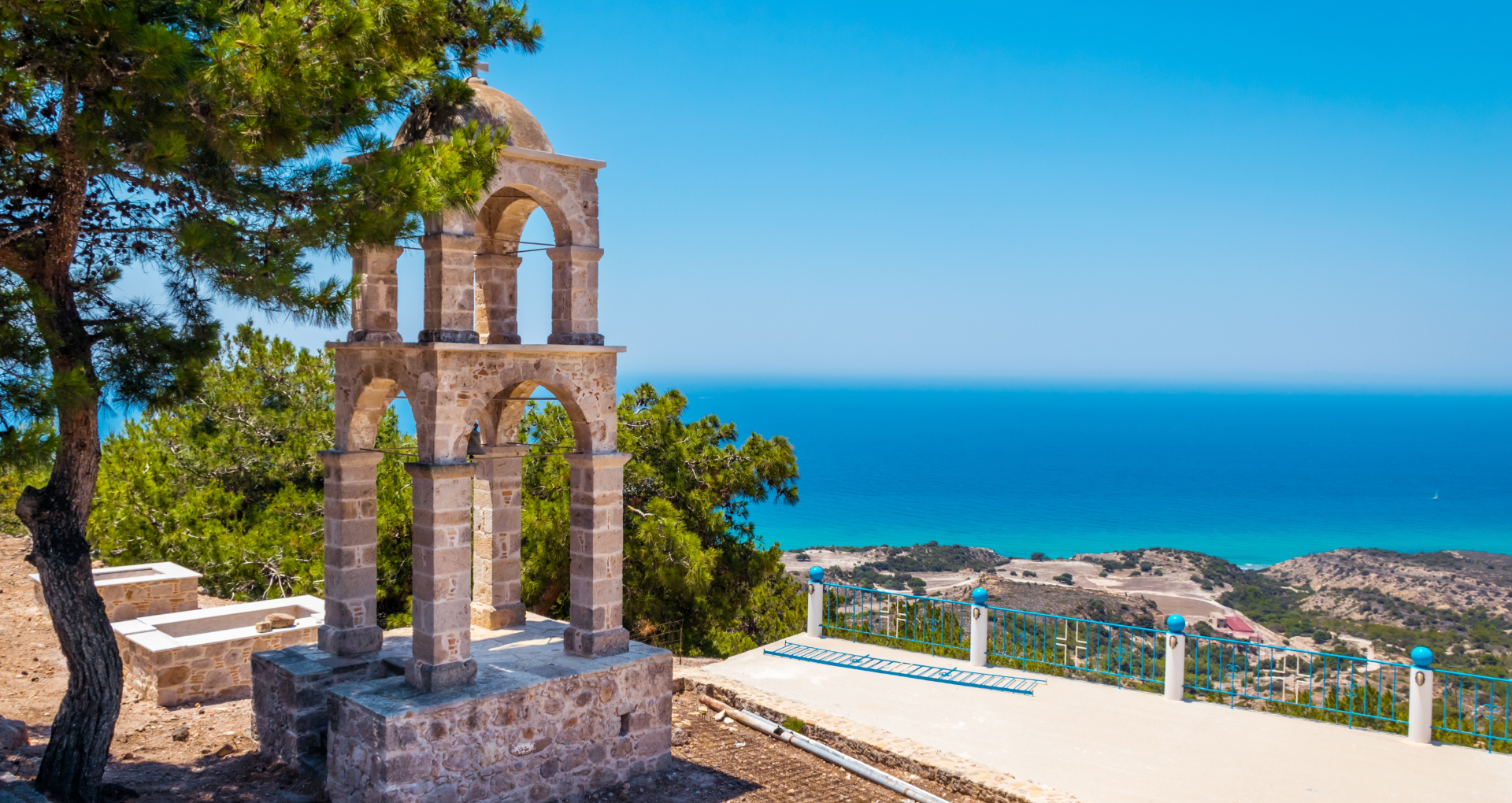 Vue panoramique du clocher du monastère de Saint John avec mer Egée sur l'île de Kos, Grèce