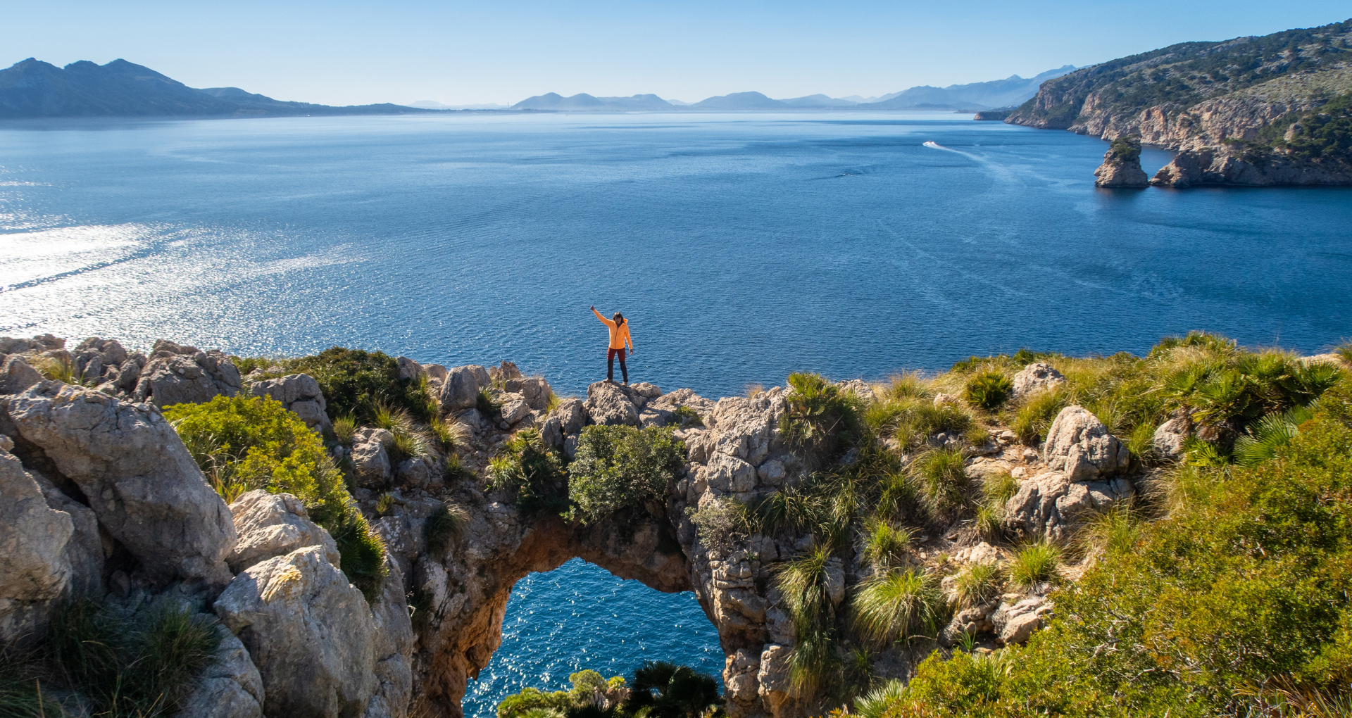 Personne en haut d'une falaise donnant sur mer, Majorque