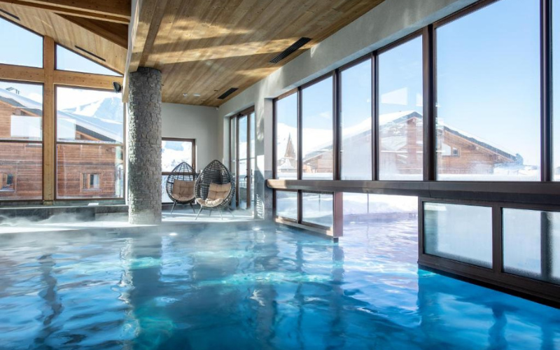 La piscine intérieure du spa de la Résidence Le White Pearl à La Plagne.