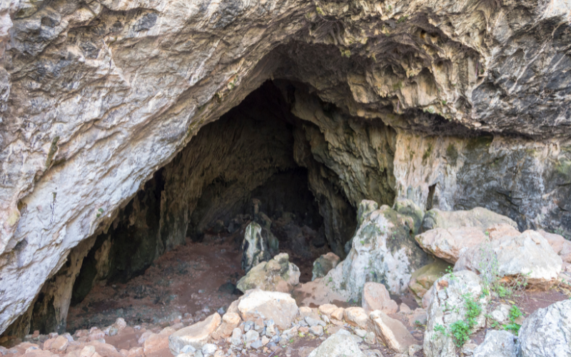 La grotte de Skotino : un lieu de culte pour la religion orthodoxe en Crète, Grèce.