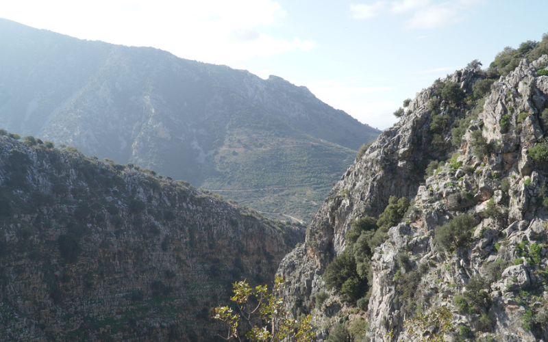 Paysages de montagne verdoyants sur le plateau de Lasithi, Crète, Grèce.Paysages de montagne verdoyants sur le plateau de Lasithi, Crète, Grèce.