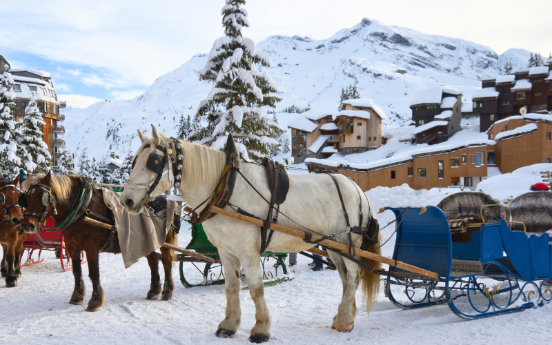 Une calèche avec des chevaux dans la station de ski d'Avoriaz