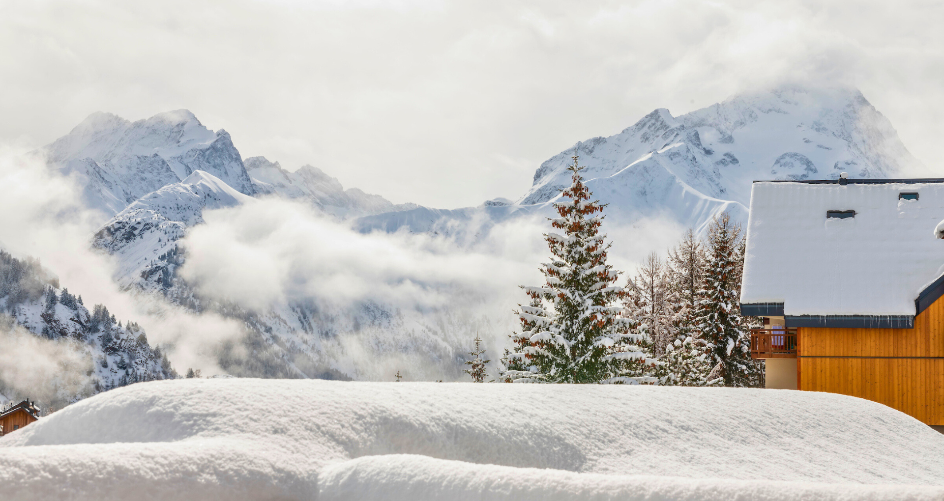 Vue sur les montagnes enneigées