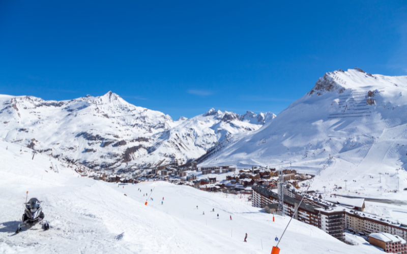 Vue en hauteur de la station enneigée de Tignes