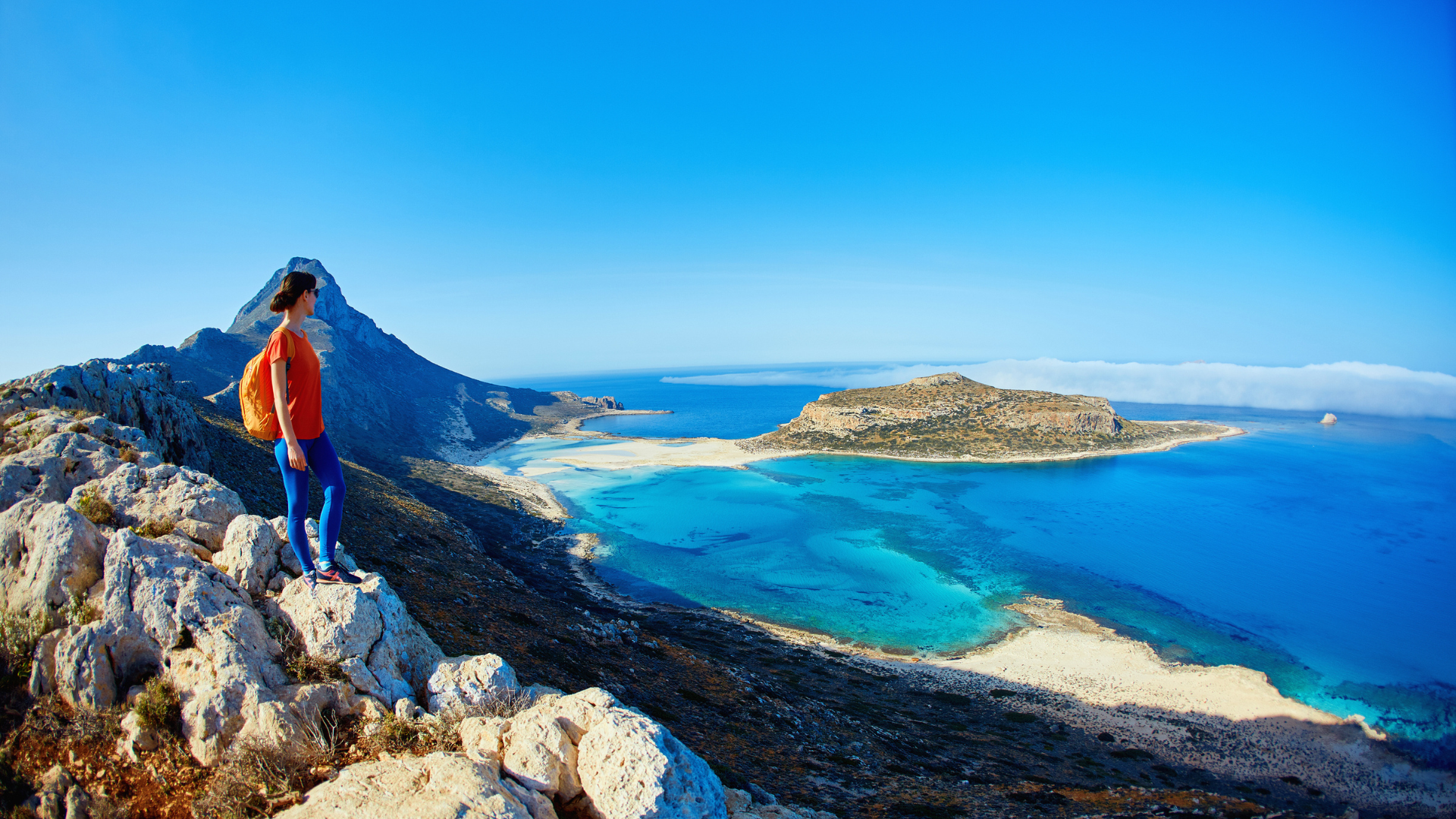 Personne en haut d'une falaise contemplant la vue sur mer, Crète, Grèce