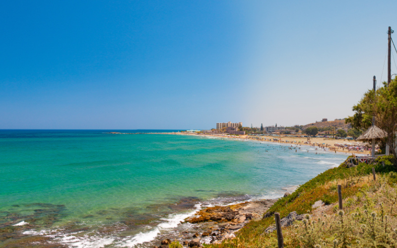 Plage paradisiaque de Kokkini Hani avec montagnes, Crète, Grèce