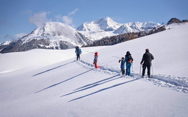 Un groupe de personne pratiquant l'activité raquettes à La Plagne