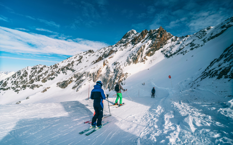 Des skieurs dévalent les pistes enneigées de La Plagne