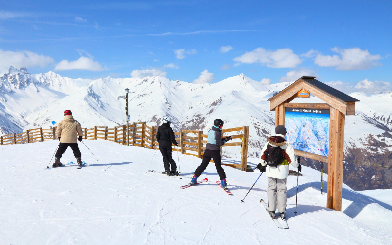 Des skieurs explorant les pistes de Valmeinier