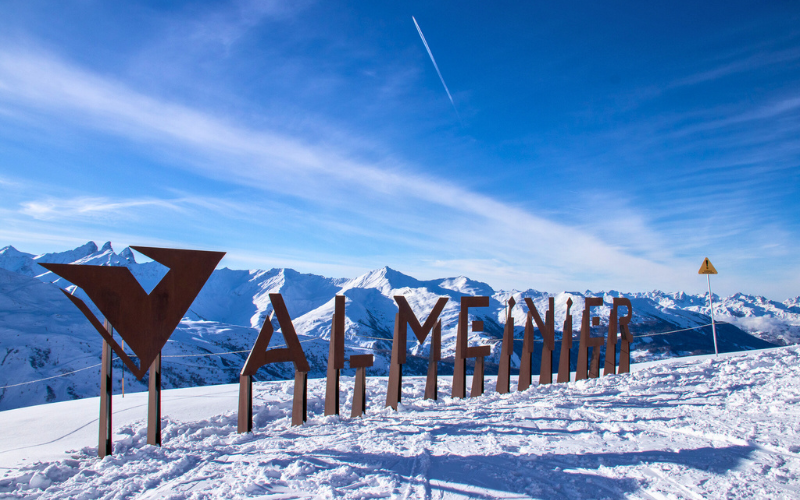 Les lettres géantes de Valmeinier, au sommet du télésiège de Grand-Pré