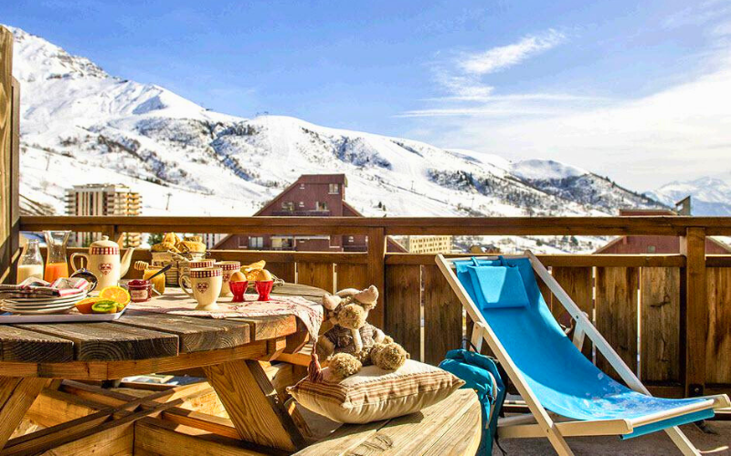 La terrasse ensoleillée avec une chaise longue de la Résidence Les 4 Vallées