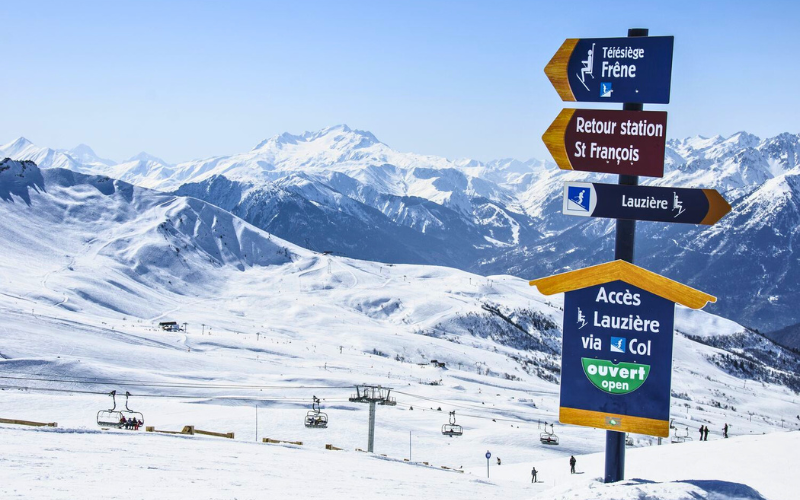 Des panneaux indiquant la direction sur les pistes de ski de Saint François Longchamp