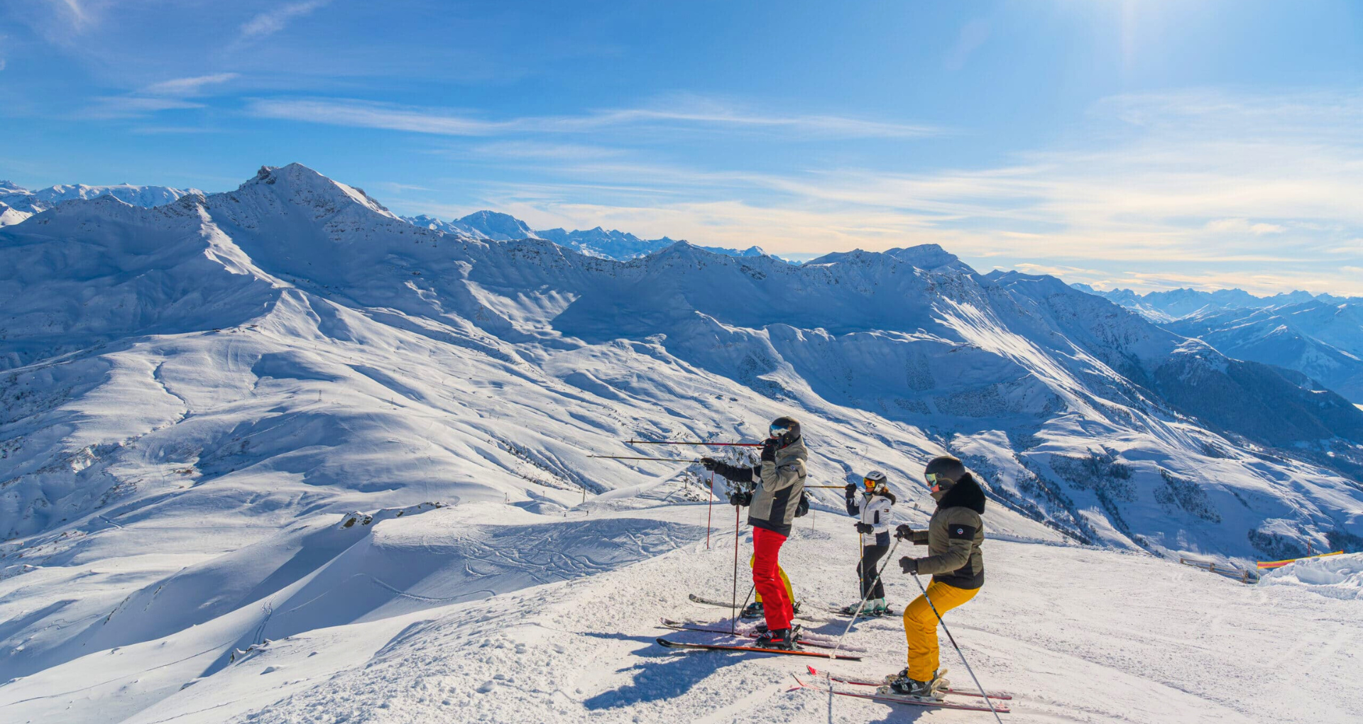 Trois skieurs regardant l'horizon sur les montagnes de Saint François Longchamp