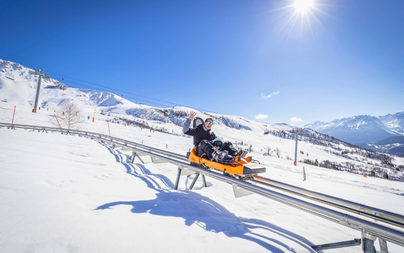 Un père et son enfant faisant de la luge sur rails " La Comète " à Saint François Longchamp