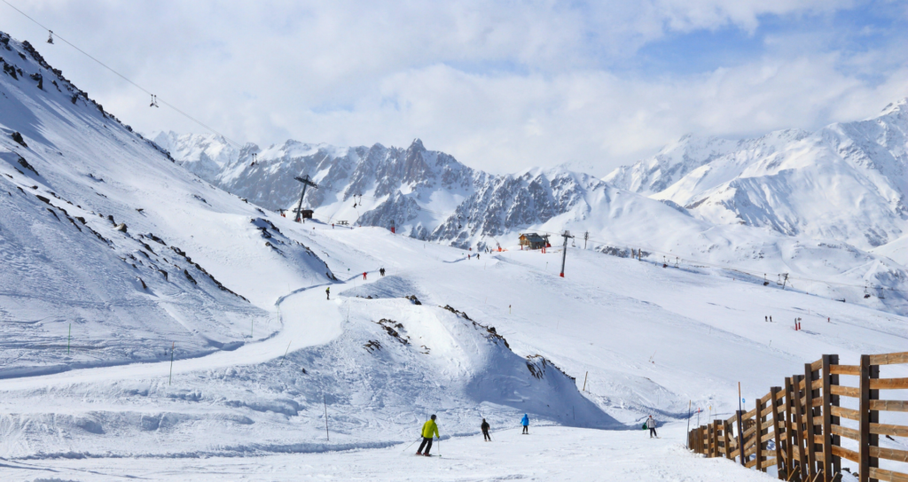 Vue sur les pistes enneigées de Valmeinier