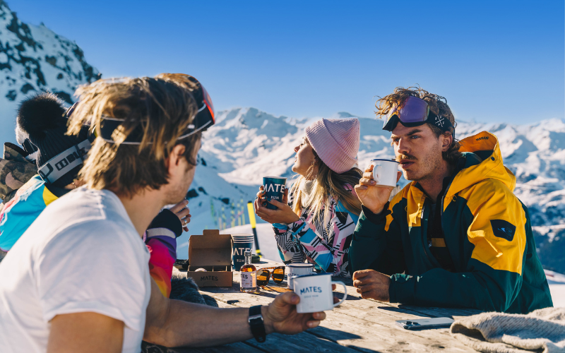 Un groupe de skieurs profitant de l'après-ski en terrasse