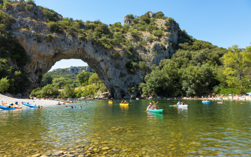 Vue aérienne de l'arche de Narural à Vallon Pont D'arc dans le canyon de l'Ardèche en France
