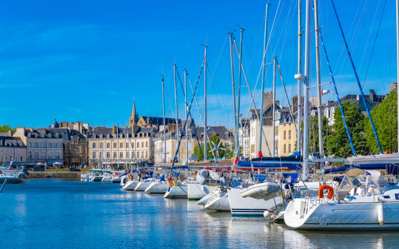 Port ensoleillé de Vannes, Bretagne