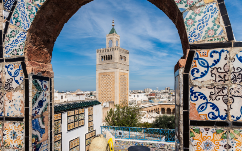 Café surplombant la Grande Mosquée dans la médina de Tunis